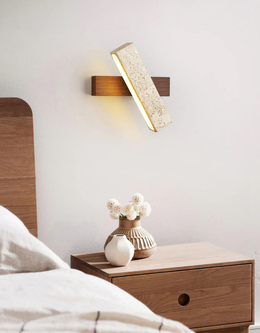 JIMBARAN – Applique murale orientable en bois et travertin pour une ambiance apaisante